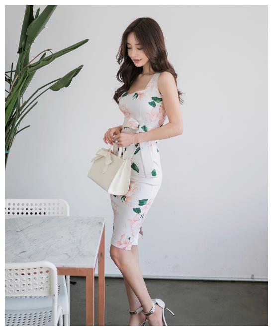 身材高挑的紧身裙美女，秀出纤细的腰身，彰显不俗品味