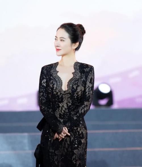 #气质#精致有气质的叶璇,一袭深V蕾丝裙秀玲珑身材,美过颜值巅峰期