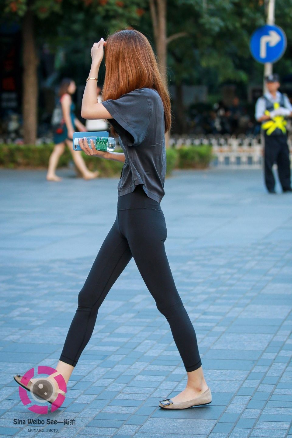 一点点街拍：美女小姐姐纤细的身材好苗条，小翘臀也很迷人