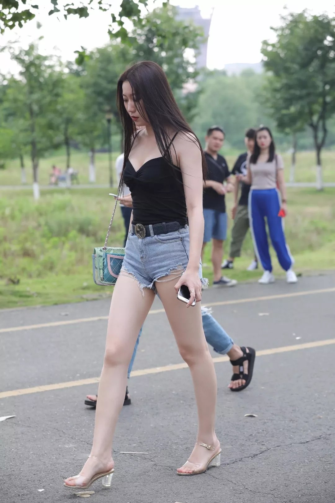 街拍身材高挑的长腿长发美妇