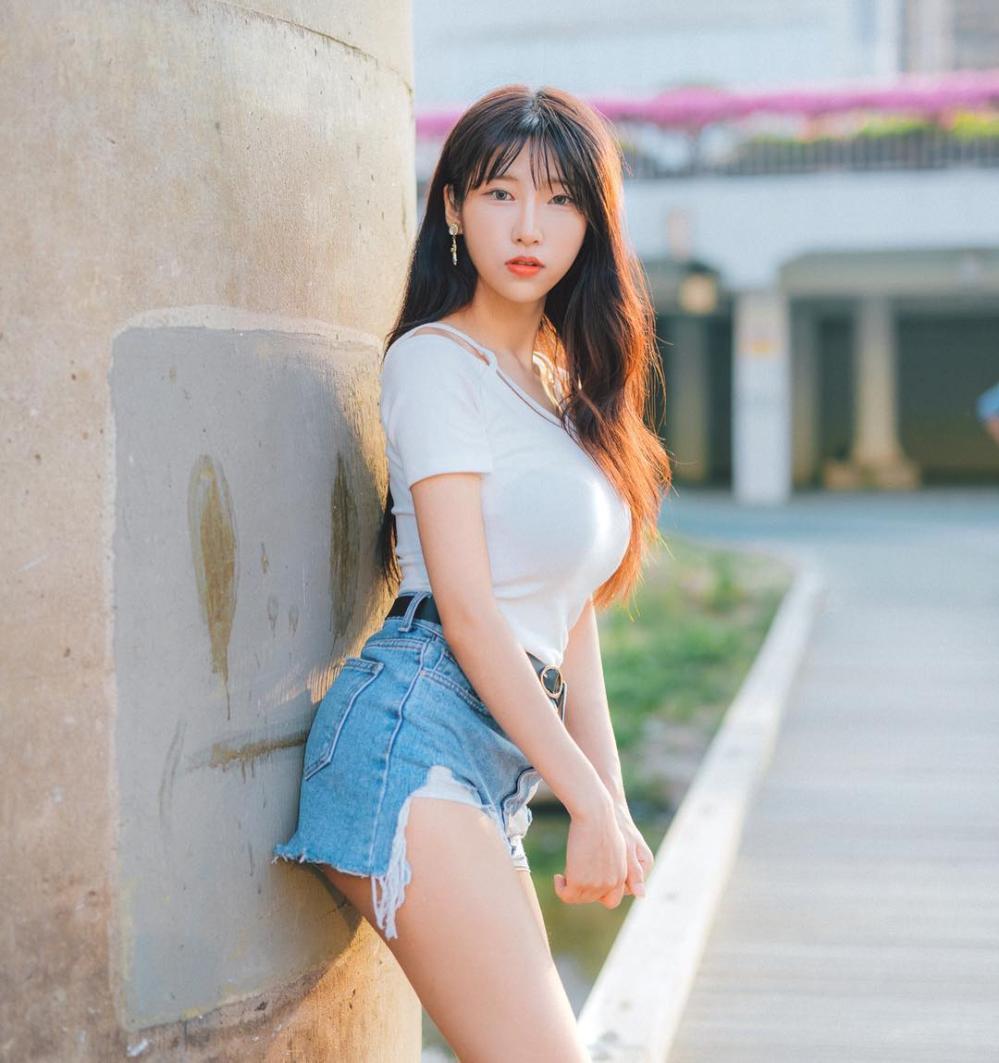 街拍：穿牛仔短裤的小姐姐，图2妹子有种摇摇欲坠感