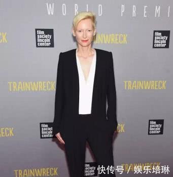 迪丽热巴穿金色深V鱼尾裙像极美人鱼，但是败在了一个细节