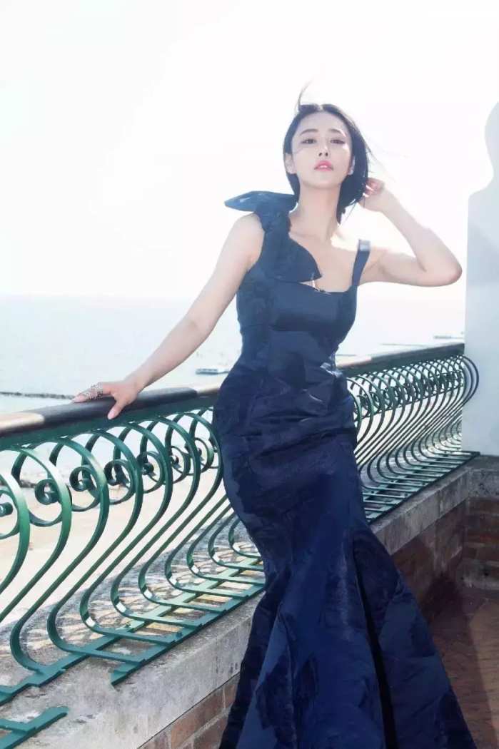 张馨予穿紧身鱼尾裙，好身材挡不住