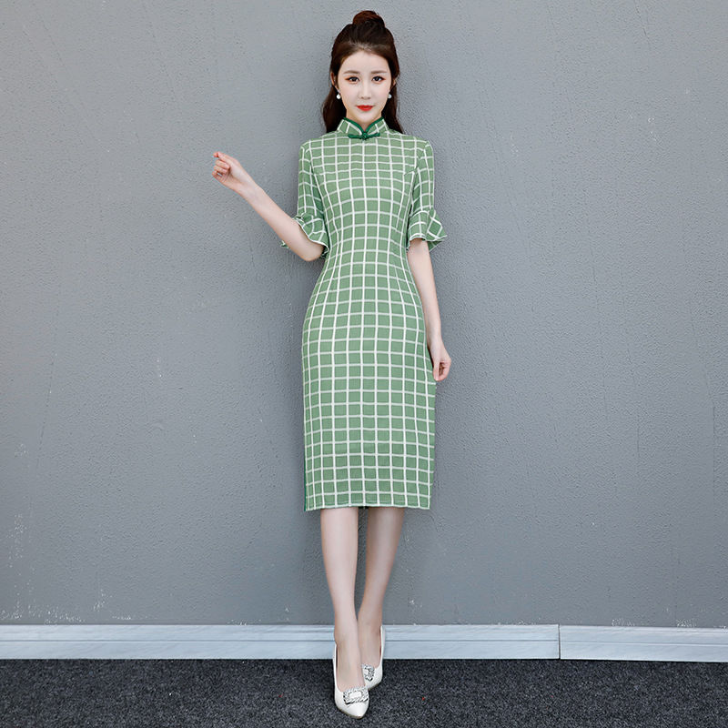 高贵典雅的旗袍，配高跟鞋真是太会撩人了，美出新高度