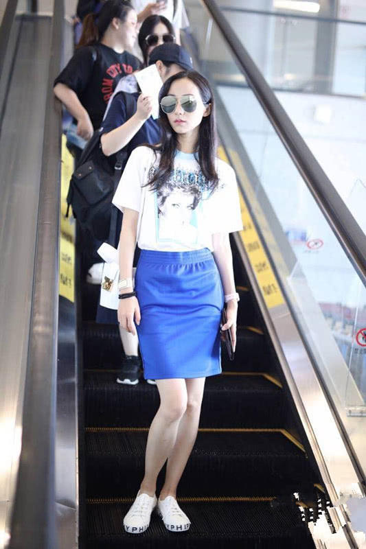 本以为杨幂穿蓝色包臀裙够惊艳了，看到韩雪这样穿，我沉默了