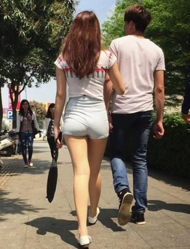 街拍美女，穿上热裤短袖，看起来十分清爽，一身线条展露无遗！