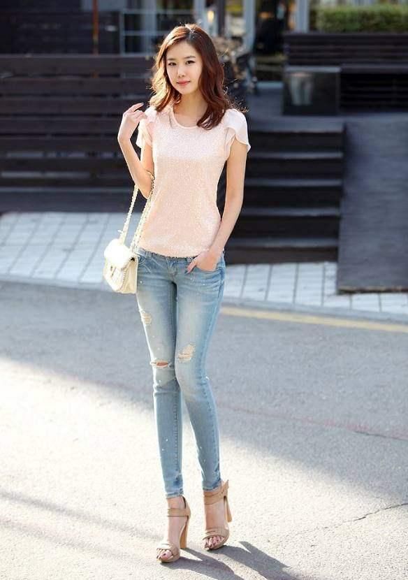 美女穿搭:时尚靓丽的辣妈，穿搭紧身牛仔裤，突显完美好身段