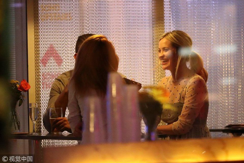 美女主播劳拉身穿一袭透视长裙似仙女到人间 小姐姐手捂胸部防走