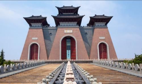 这座耗资五千万的门，高50米霸气侧漏，是天下第一门，就在中国