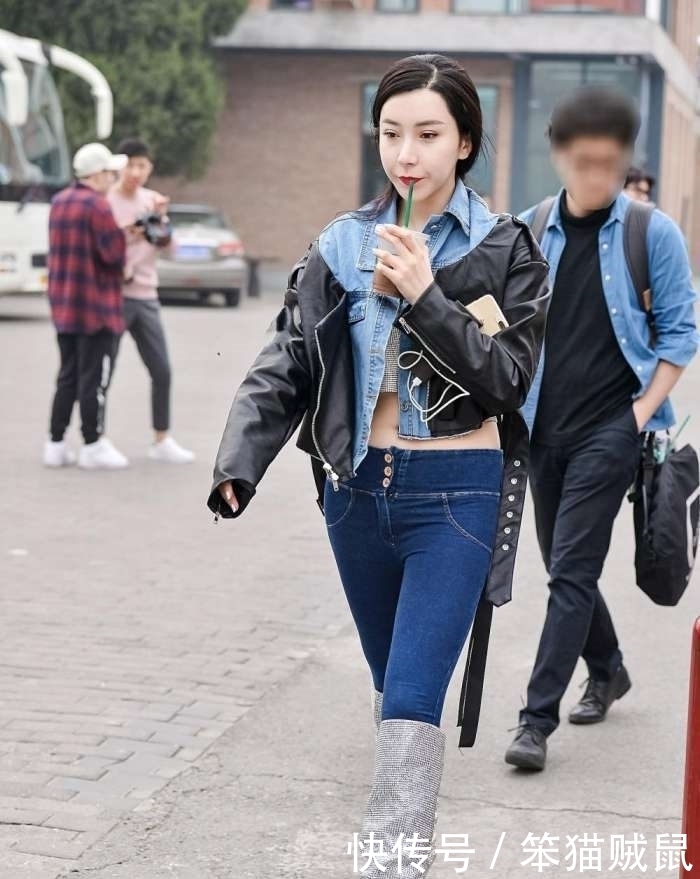 【气质】街拍:图五气质小姐姐紧身牛仔裤搭配高筒靴, 这小眼神好犀利