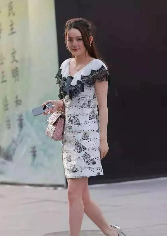  『迷人』街拍：如花似玉的小姐姐，一件白色短袖配黑色短裤，时尚魅力迷人