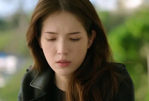 许玮宁海外旅游秀美背!却被她的一百种唇色抢了镜?都是九年义务教