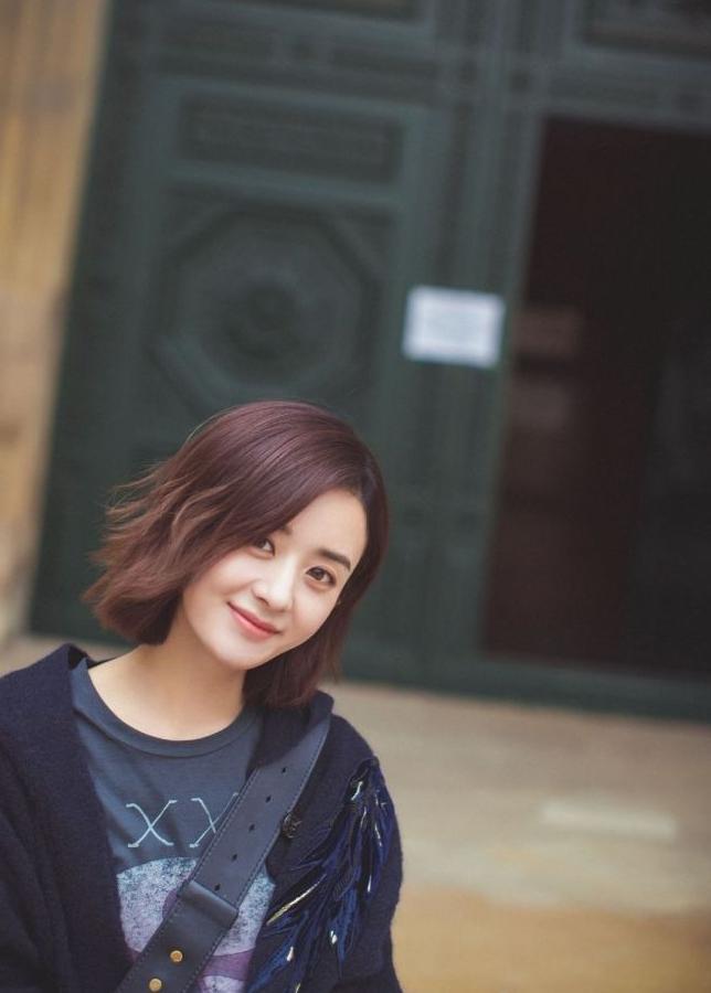 赵丽颖巴黎街头照曝光 宽松黑色V领裙气场1米8