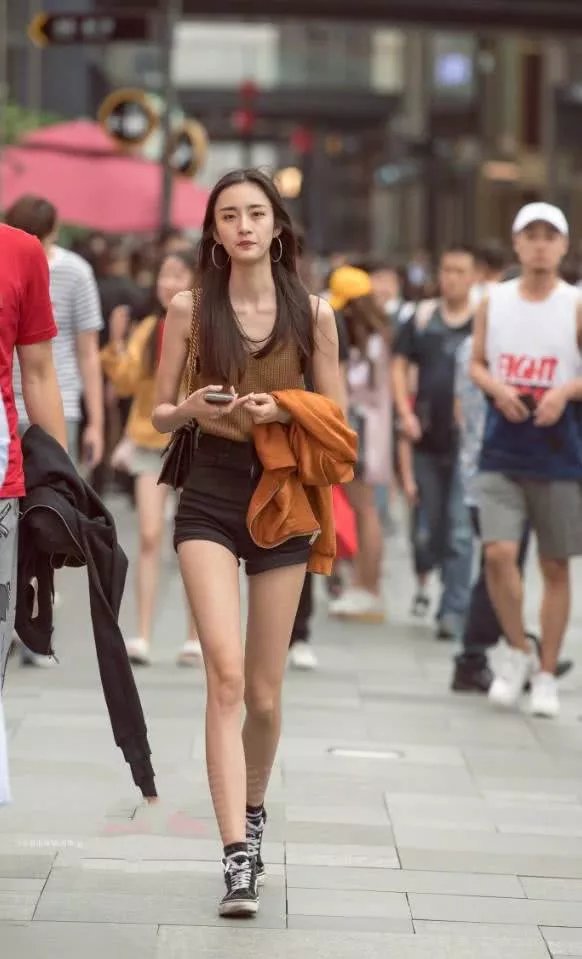 街拍 : 这位姑娘把这一套红色的蕾丝连衣裙穿出了不一样的感觉