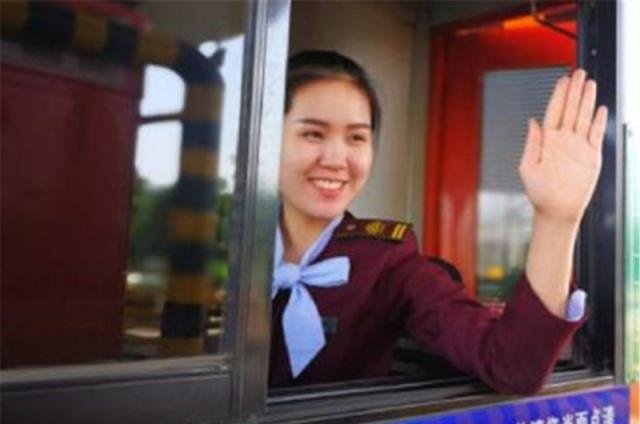 五一高速免费时间定了，先别高兴还有新规定，车主不开车了！