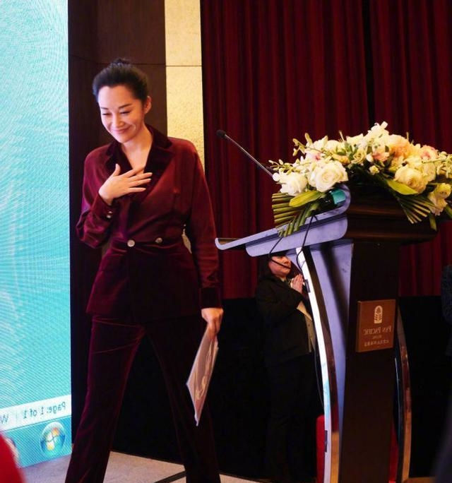  「穿着」路人街拍:小姐姐穿着短裙,时尚又显身材,这气质真的很养眼!