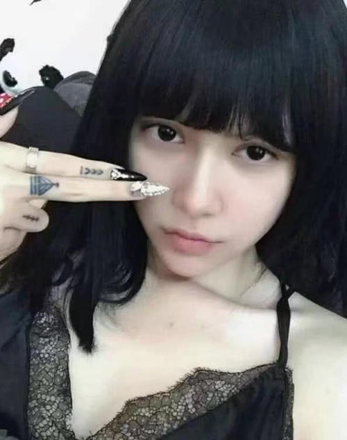 她是出名的暗黑芭比，纯天然没整过容，卸完妆的样子看呆众人