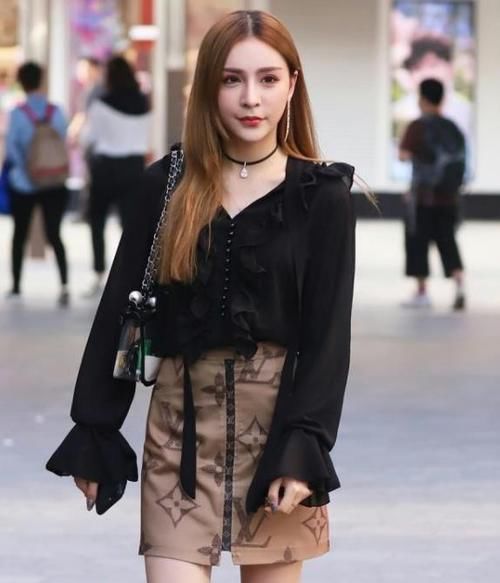  『美女』街拍：皮肤白皙的美女，一件吊带背心配黑色短裤，时尚魅力十足