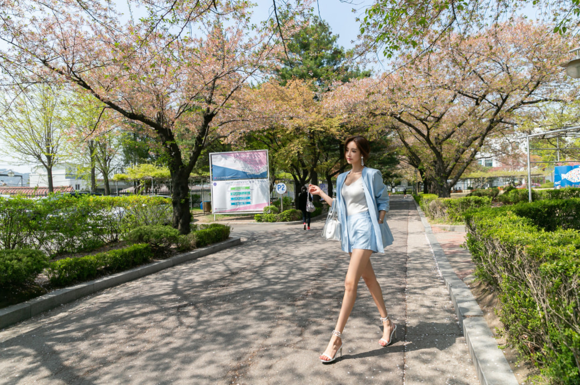 女神孙允珠，玻璃青蓝海浪柳花休闲小西装