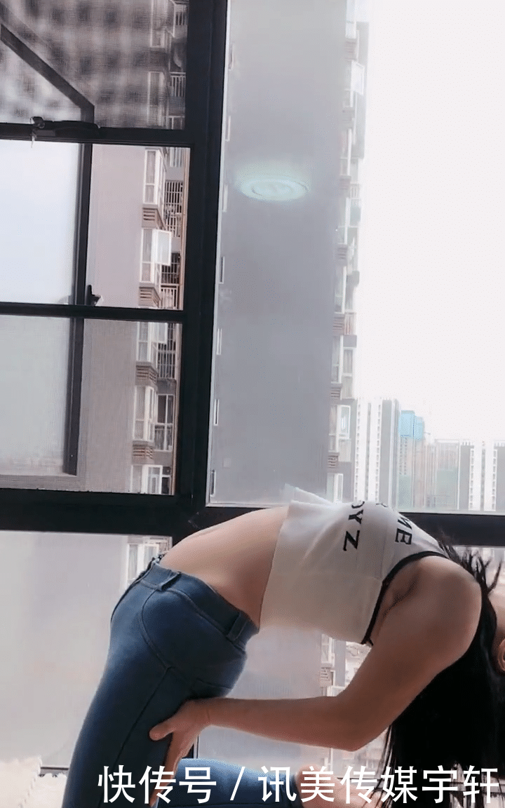  『美女』摄影：美女穿上牛仔裤，做出高难度动作，展现身体柔韧美