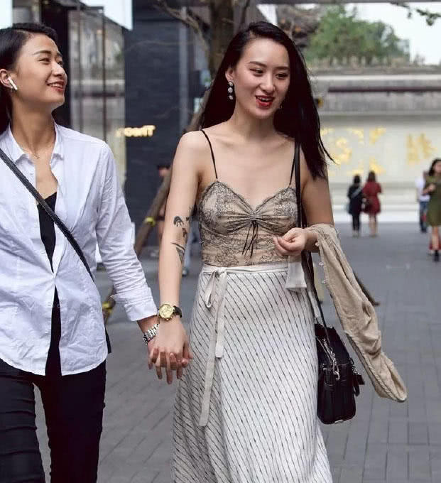 成熟小吊带裹出性感上围，最能凸显女生妩媚，极具视觉冲击力