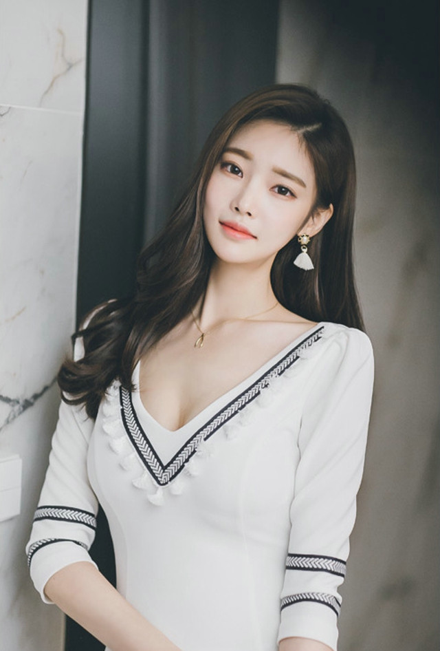 时尚街拍，小姐姐清纯靓丽，气质迷人优雅，身姿曼妙性感