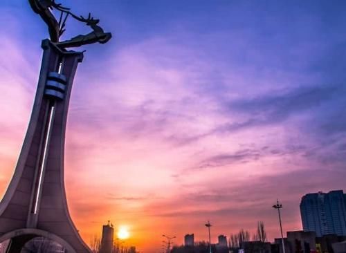  堪称■中国将迎来“最长高铁”，全长2千3百公里，堪称高铁大动