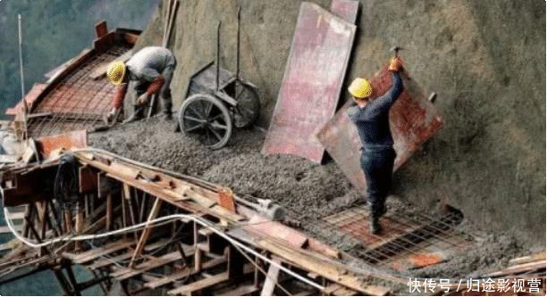 百丈悬崖上的“敢死队”,日均600元,包工头不敢拖欠他们工资