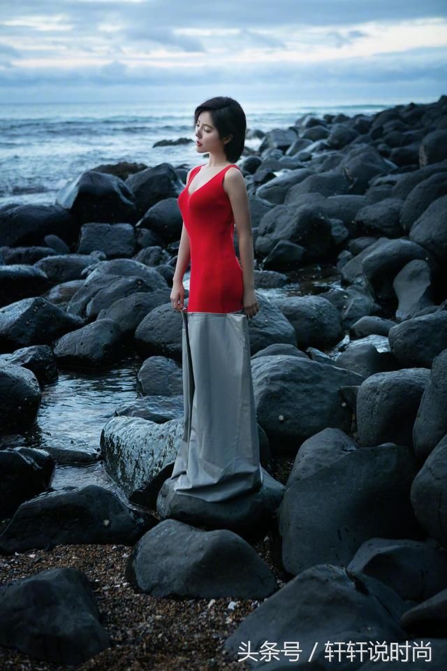 赵奕欢穿前后开叉的长裙，也敢在海边吹风，网友：不走光算你厉害