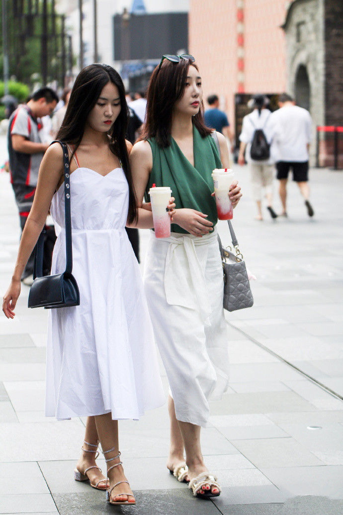 成都街拍，横看竖看，都是美丽的一道风景线，撩到你没?