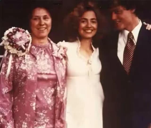  【婚纱照】45年前希拉里婚纱照曝光！烫个爆炸头把克林顿当小弟，大姐范十足