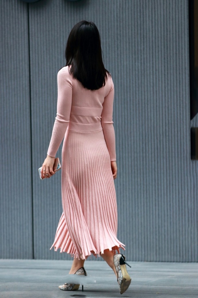 时尚街拍,姐姐这一身穿搭走在大街不知道有多少人羡慕