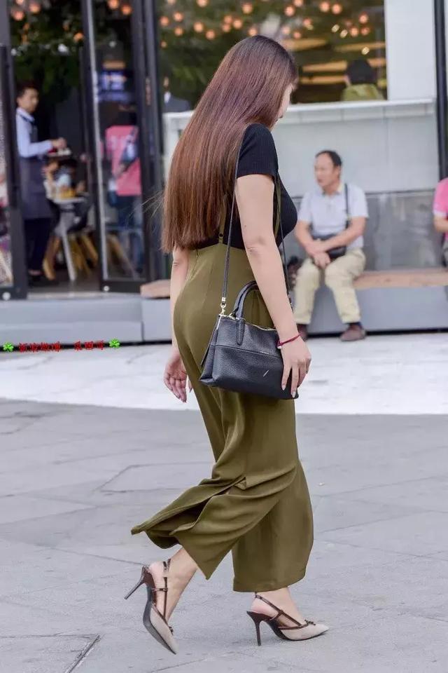 素人街拍：广场上的长裙小姐姐，用手遮阳，一脸的无可奈何?