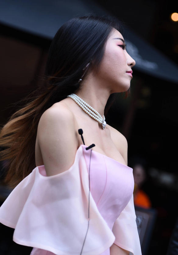 婴儿肥小姐姐低胸连衣裙尽显肥硕体态，让身材更显得凹凸有致，很