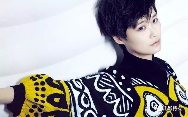 李宇春遭男粉丝强吻引热议，吴青峰四字暗示真相，4处细节让网友