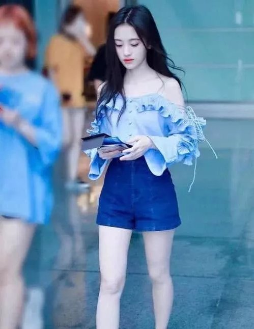 鞠婧祎出街只穿卫衣，光着下半身?网友:虽然不高，但这腿我是服气