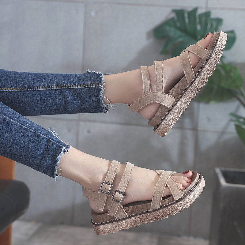 鞋子不需买太多，有一双优雅性感的高跟鞋，远离“小短腿”