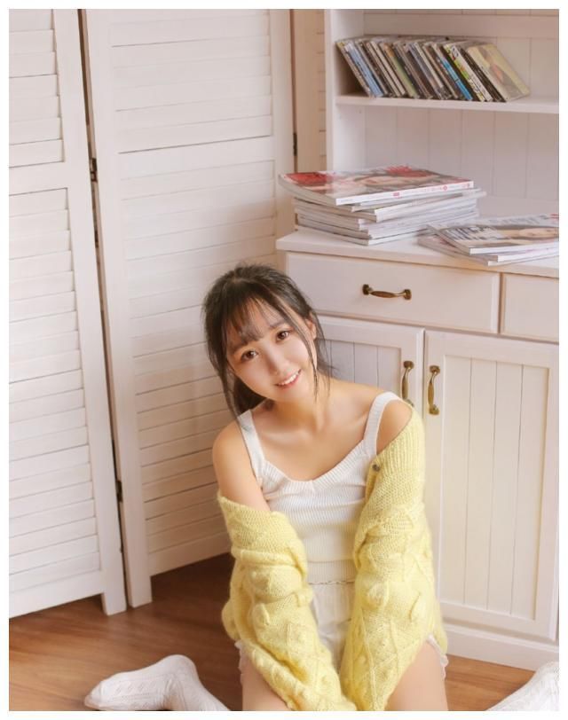 白嫩脸蛋美少女露齿甜笑吊带针织衫白丝美腿