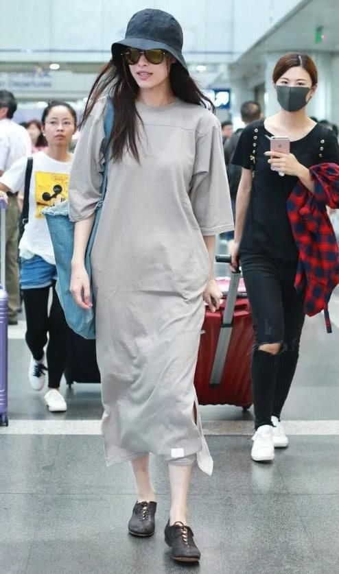 倪妮不愧是时尚界的宠儿，穿着“僧袍”在机场走秀，三角区很有料