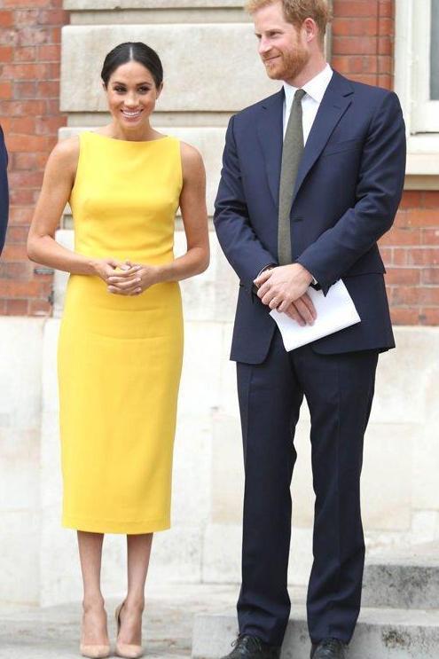 凯特生完路易斯多了一件“黄宝石”首饰, 搭黄色连衣裙非常洋气!