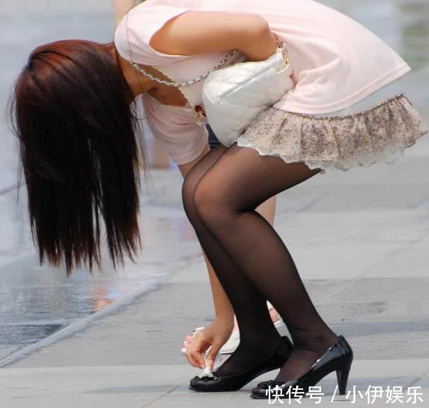 穿着粉色上衣搭配短裙黑丝袜的小姐姐,让路人目瞪口呆,我忍不住