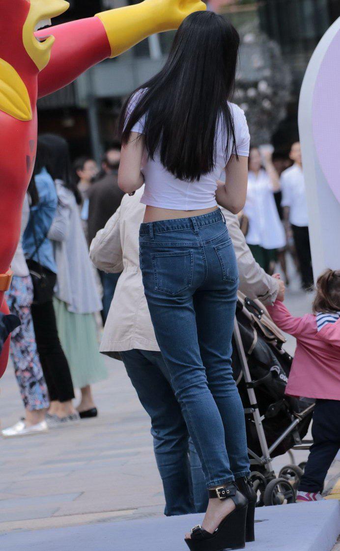 广场街拍：紧身牛仔裤美眉，大秀丰满身材，满满的成熟女人味