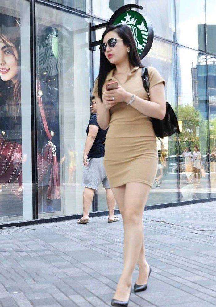 街拍：穿包臀裙的知性美女，总能凸显女人的魅力