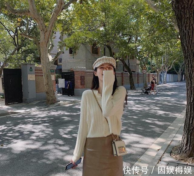  气质@路人街拍，姑娘清爽迷人，穿性感的黑色露肩上衣，气质十足