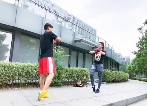 冉莹颖挑战贝嫂的时尚拖地裤，大长腿尽显，网友：减肥效果显著