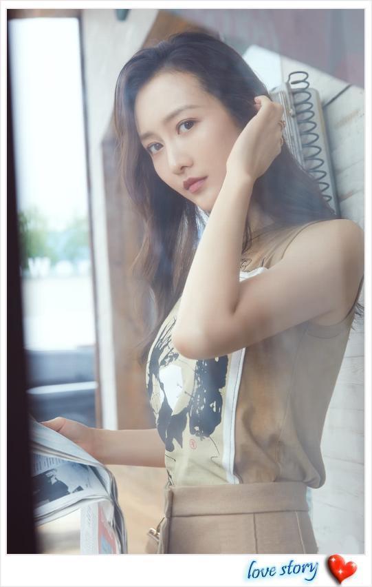 王鸥这种穿法真胆大！腰细毫无赘肉，网友：她小腹该有多平坦