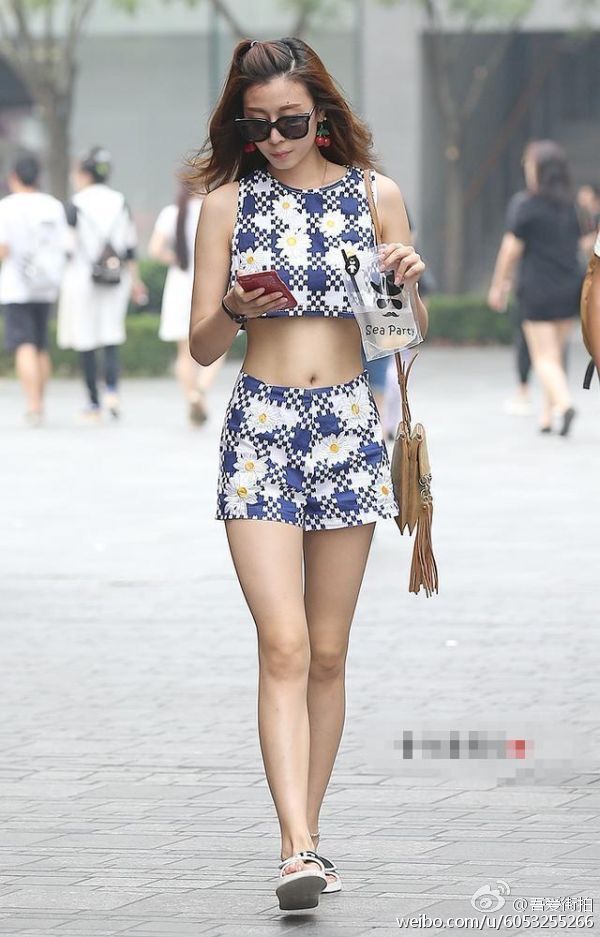 路人街拍，烈日下的行走，最喜欢小姐姐的肚脐装