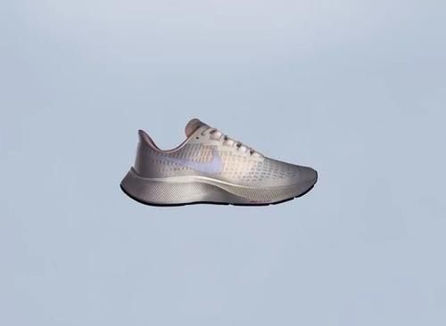  [最新]加厚 Zoom＋全掌 React！Nike 最新“飞马跑鞋”太顶了！