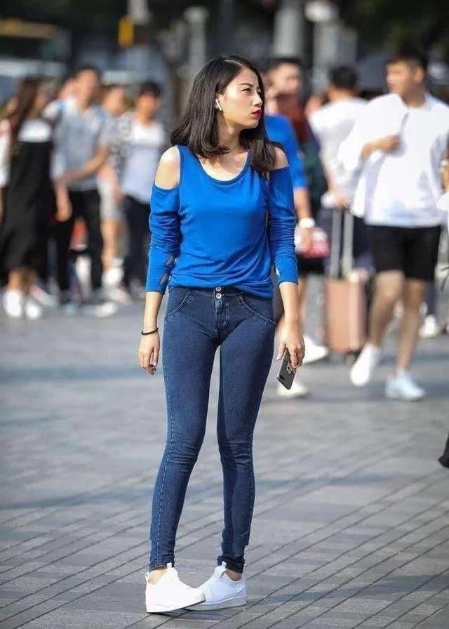 街拍：两闺蜜都穿着紧身裤，各有各的美