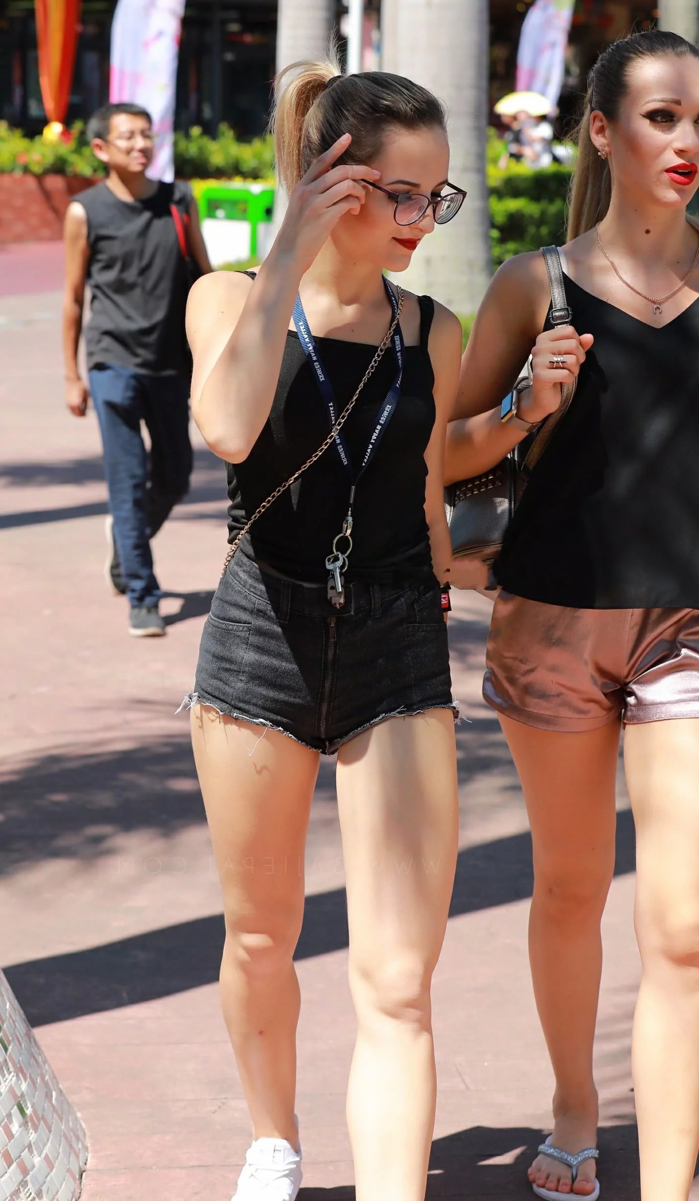 两个时尚外国小姐姐走在街头，健硕的身材女人味儿十足